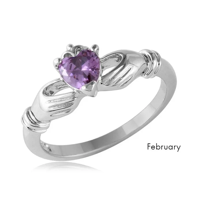 Anillo Claddagh con piedra natal central de circonita chapada en rodio de plata de ley 925 de febrero – BGR01083FEB
