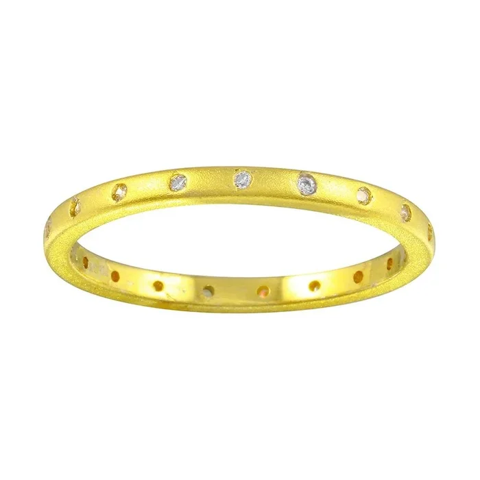 Anillo de eternidad con circonitas cúbicas en plata de ley 925 con baño de oro mate – STR01112GP
