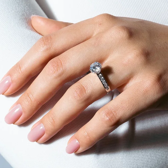 Anillo redondo con centro negro y circonita transparente chapado en rodio negro de plata 925 – STR00758