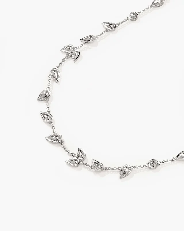 Blütenblatt-Kette in Silber