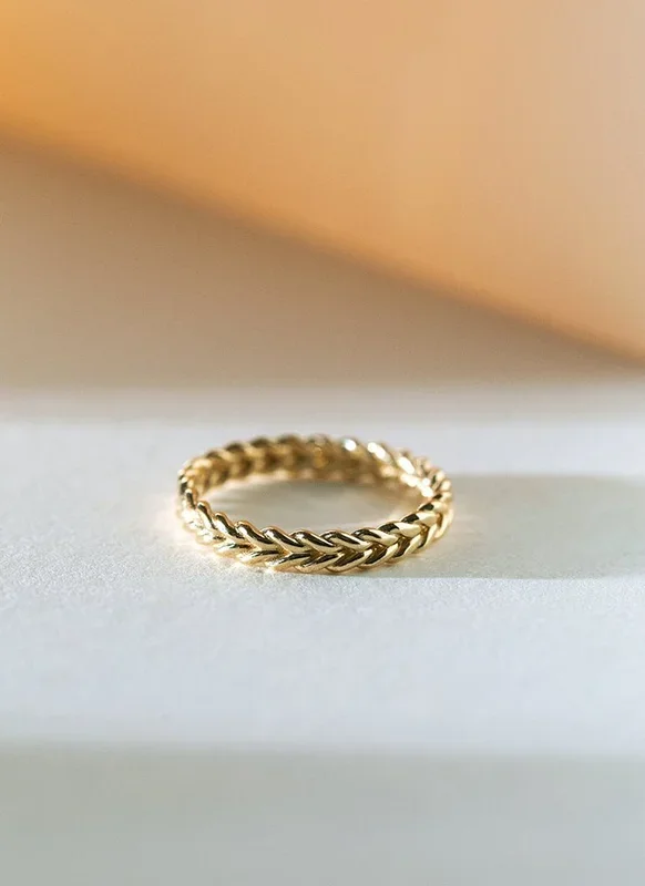 Braided twist band ring 14k goud