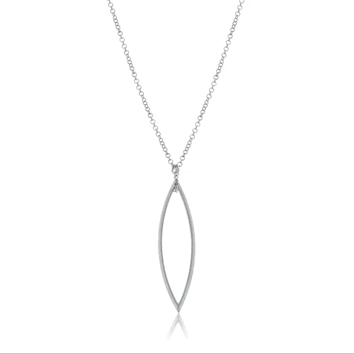 Collar colgante de almendra grande tallada en plata de ley 925 rodiada – SPN00032