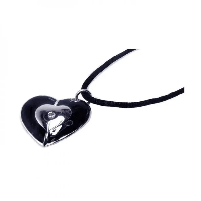 Collar con colgante de cordón negro con circonita transparente en forma de corazón de esmalte negro chapado en rodio de plata 925 – BGN00002