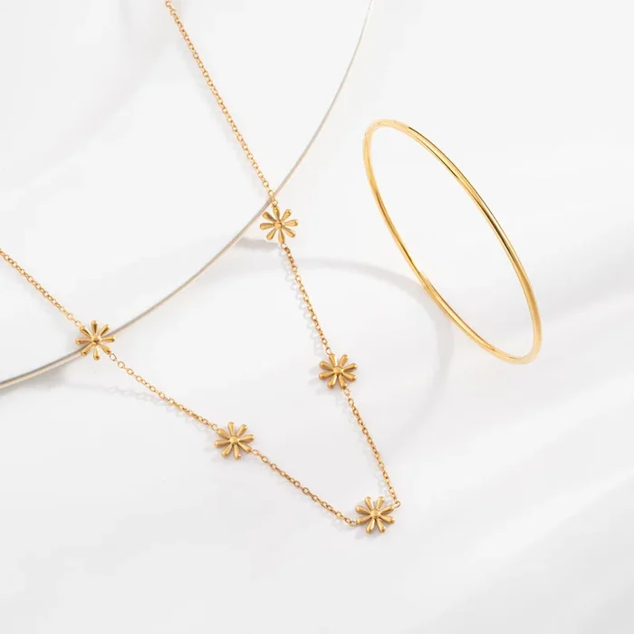 Daisy Flower Necklace & Round Wire Bangle Bracelet Combo Set