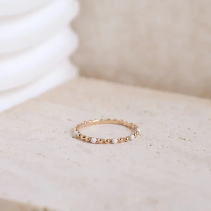 Dana ring thin beads with white enamel gold-plated