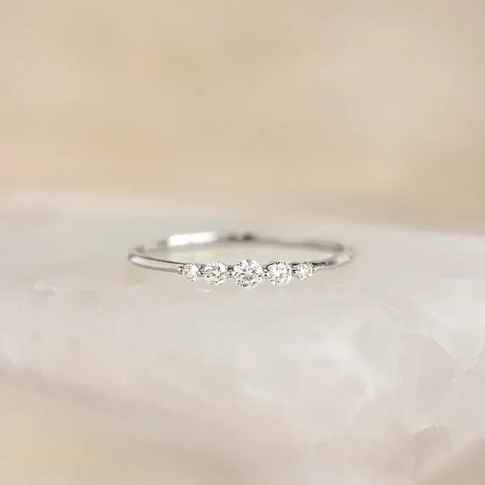 Graduated Diamond Ring White Gold – Dahlia