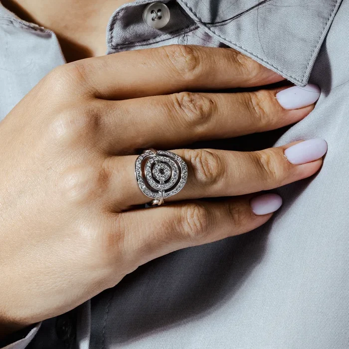 Liquidación – Anillo de circonita cúbica con diana curvada en plata 925 rodiada – STR00092