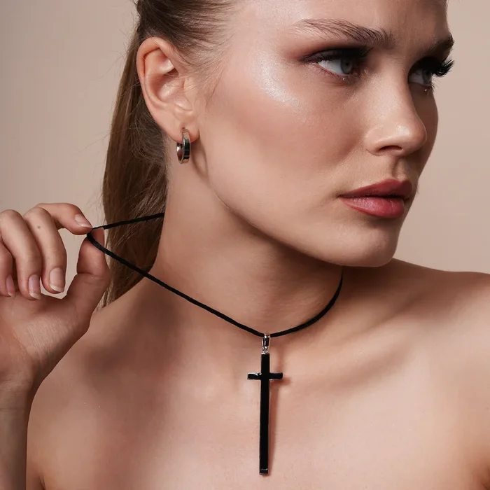 Liquidación – Collar de plata 925 rodiada con cruz negra y circonitas – BGP00199
