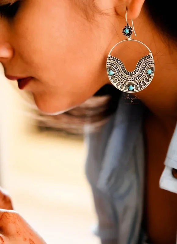 Mizoya Daana Detailed quirky fish hook earrings
