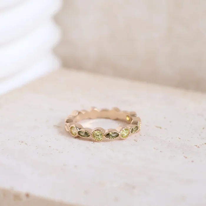 Nayasa feston band ring with green zircons gold plated