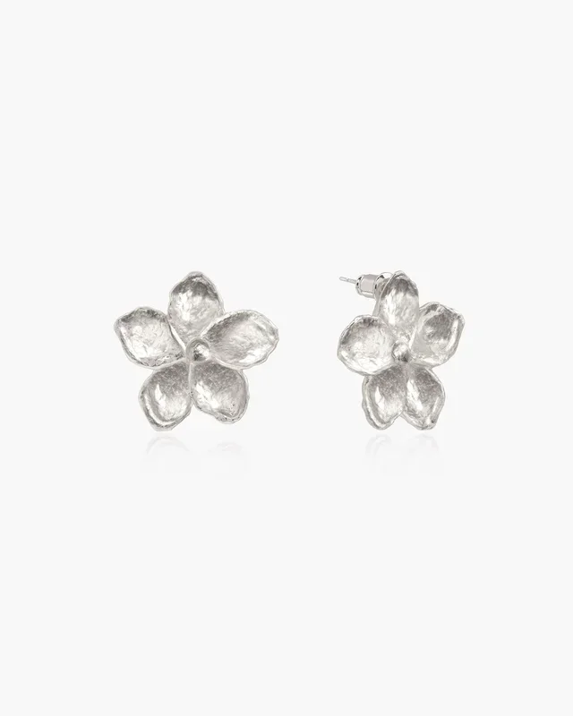 Pendientes florales texturizados en plata