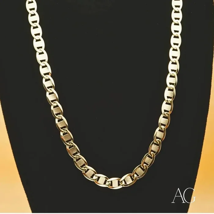 Piastrine gold chain: versatile elegance