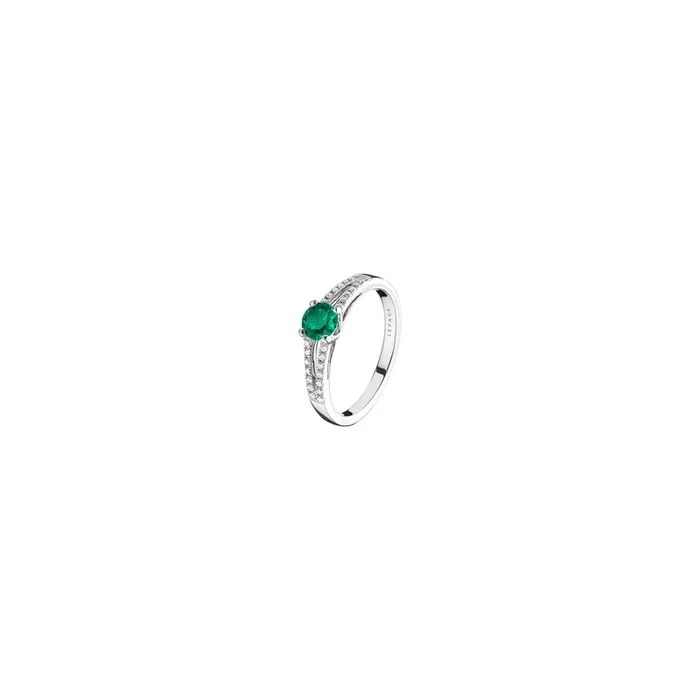 Première Dame engagement ring white gold emerald diamonds | LEPAGE
