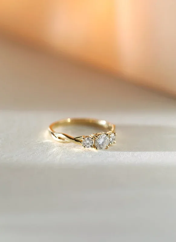 Sanny round diamond ring 14k gold