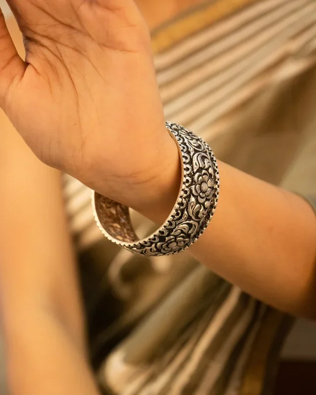 Tattva Chitai Flower Detailed Classic Kada