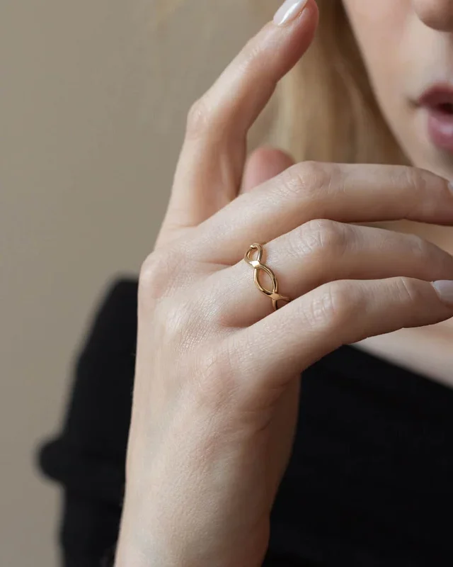 The crowned smooth ring