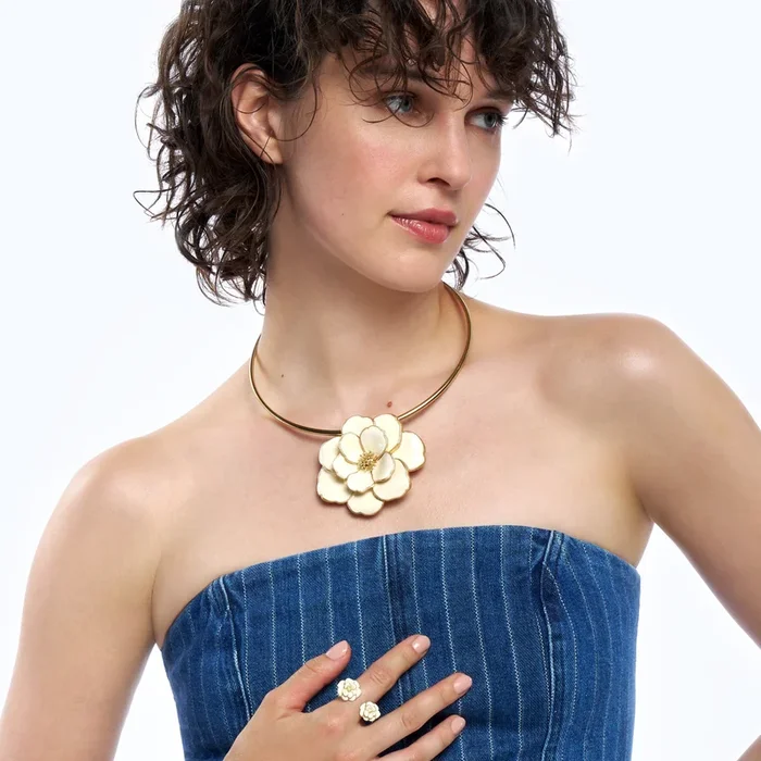 Torque Necklace and its Peony Pendant – Sand White