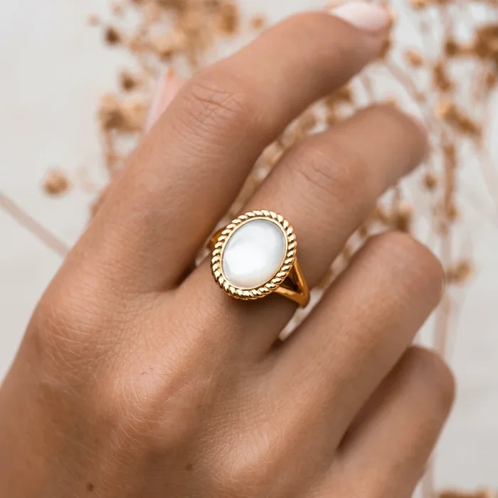 Vintage Mother of Pearl Ring – Elisabeth